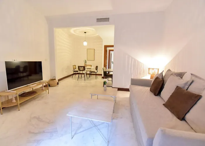 New! Luxury Design Apartment With Free Parking