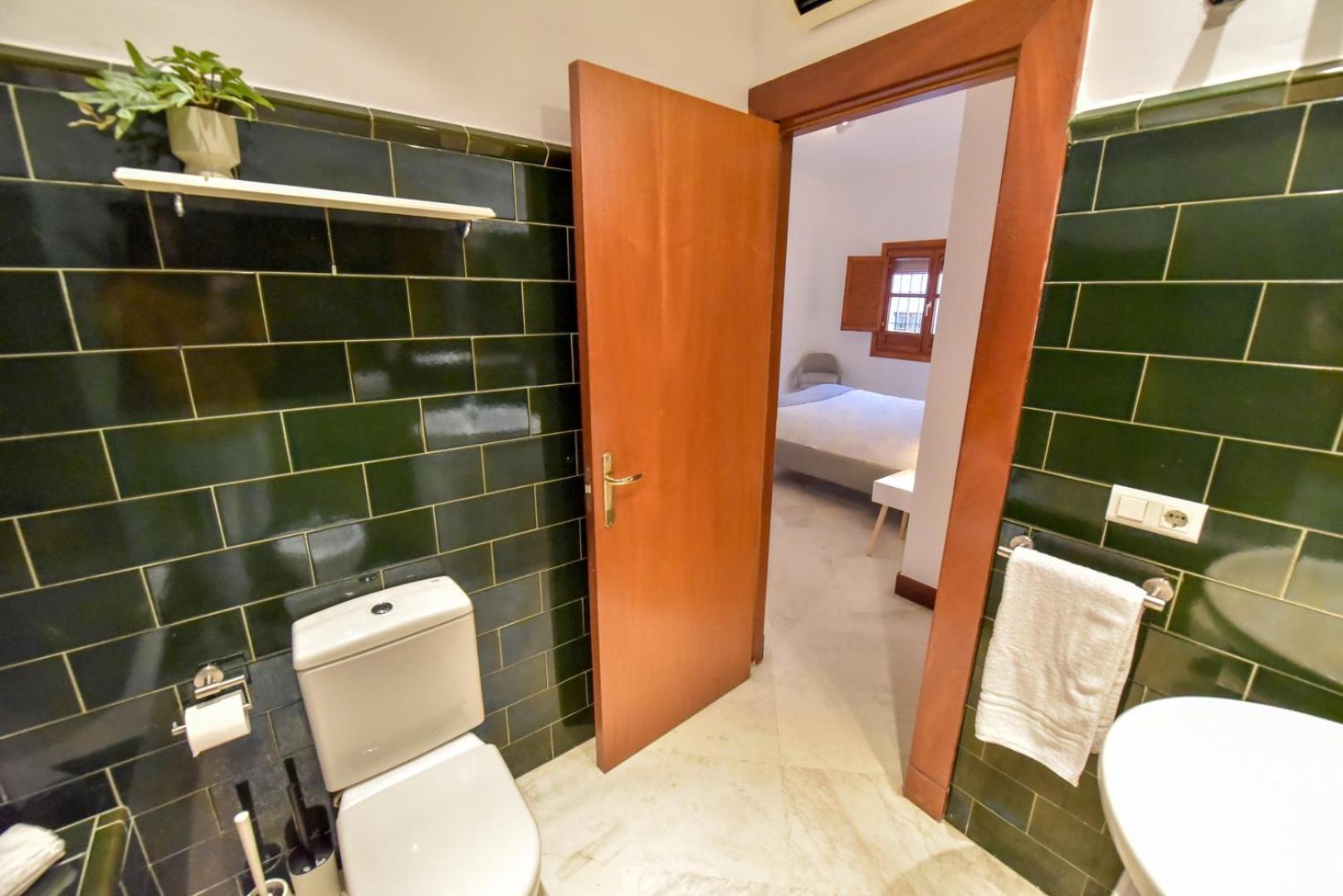 New! Luxury Design With Free Parking *
