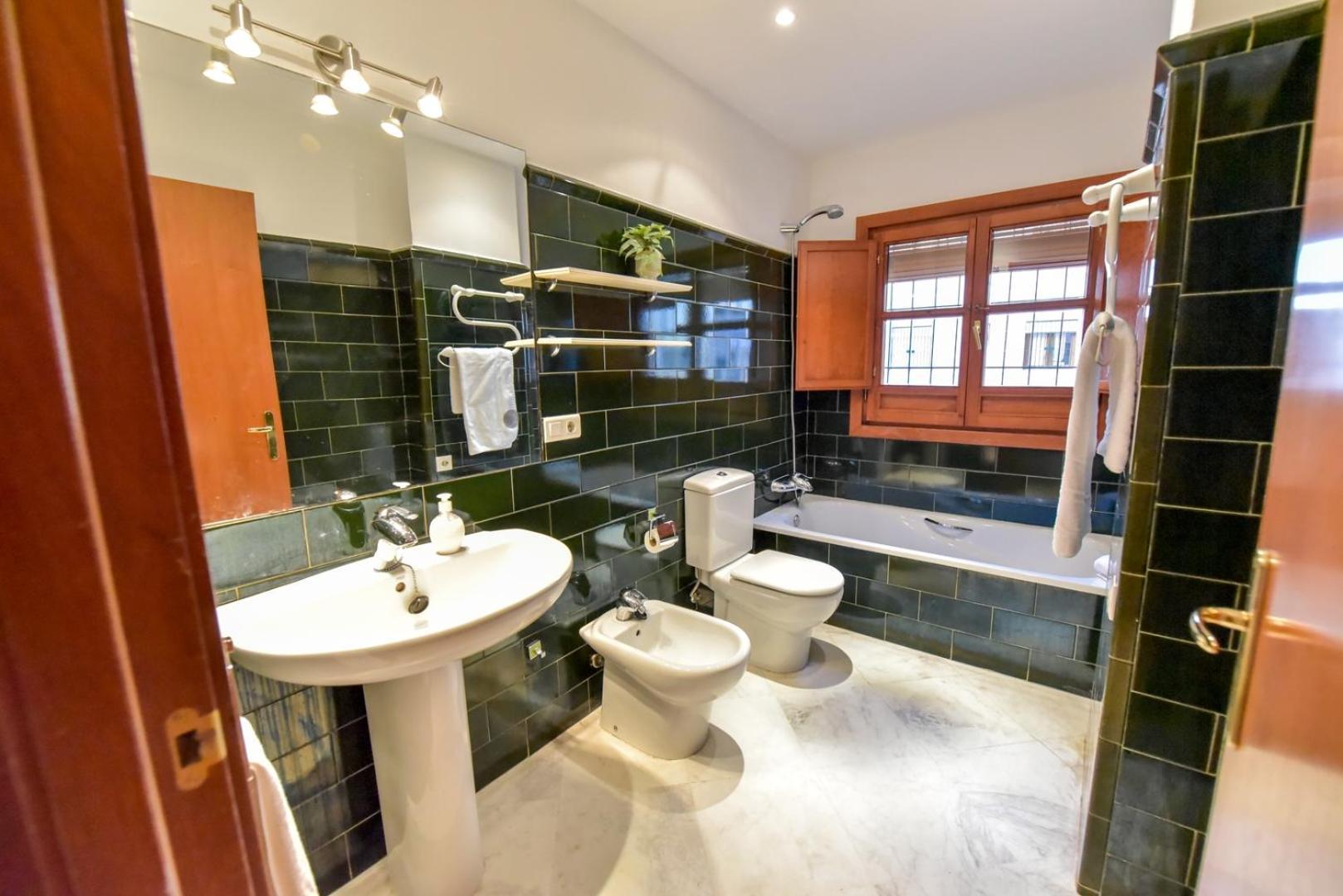 New! Luxury Design With Free Parking *